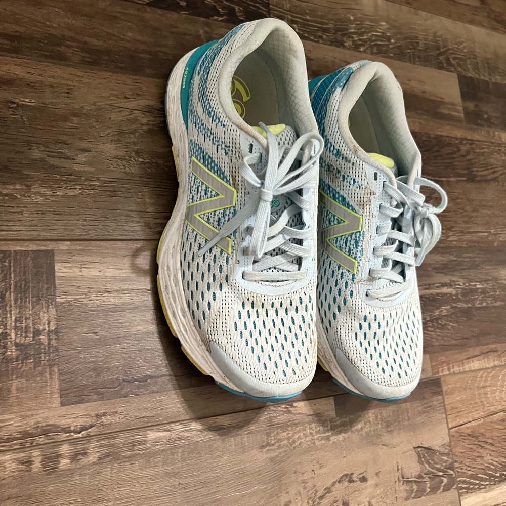 New balance tennis shoes